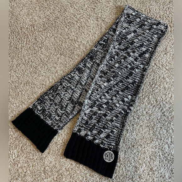 DKNY Authentic Black & White Warm Knit Winter Scarf. New!! - Picture 4 of 7
